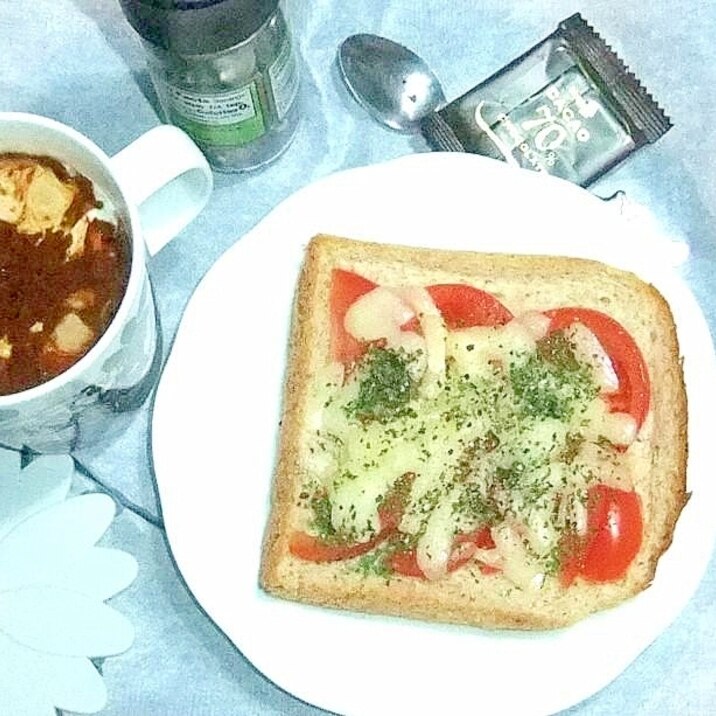 トマトとシュレッドチーズのトースト